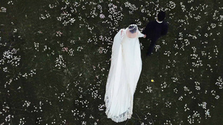 草地婚礼婚纱俯拍视频素材