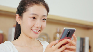 女生玩手机的特写镜头mp4格式视频下载_正版视频编号185767-摄图网