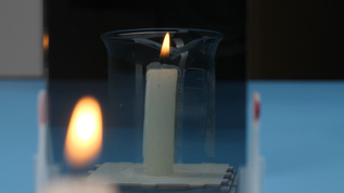 特写物理高清实验-光-光的反射-平面镜成像-浇不灭的蜡烛视频素材