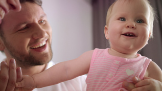 父亲拥抱可爱的女婴儿和父母玩耍的肖像视频素材