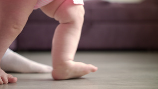 婴儿学习散步快乐的新生活概念小脚步视频素材