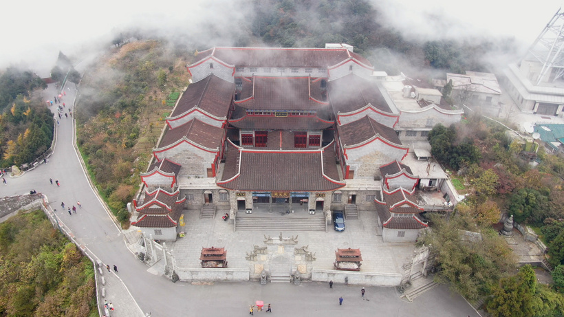 4k航拍南岳衡山迷雾中的上封寺