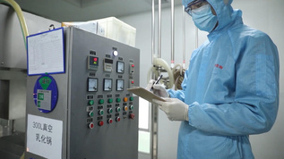 化工厂技术人员检测设备视频素材