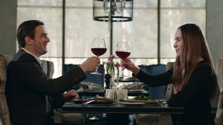 情侣在餐厅喝红酒男人和女在咖啡馆吃饭视频素材