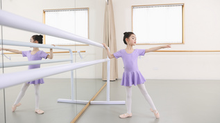 练习芭蕾舞的小女孩视频素材
