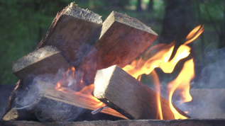 暑假期间在野营火上烧柴视频素材