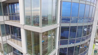 玻璃窗商业大楼的反射城市视频素材