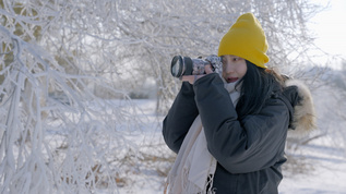 4k女性摄影师雪景雾凇旅行拍照视频素材