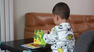 儿童小男孩玩耍看书玩手机视频素材