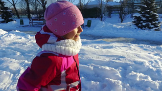 边视小女孩在冬季公园跑视频素材