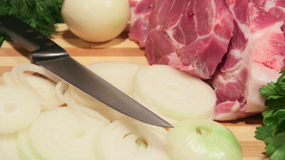 在木板上切新鲜猪肉和蔬菜的鲜肉视频素材