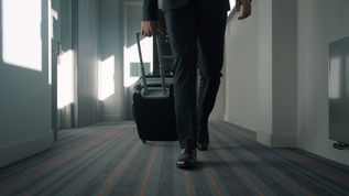 在旅馆走廊行时带旅李箱的商腿男视频素材