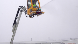 4K实拍暴风雪中机场除雪清洁工作视频素材