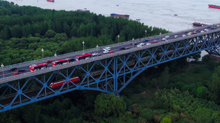 4K航拍南京长江大桥铁路绿皮火车驶过视频素材