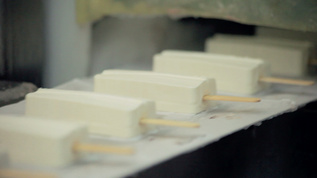 食品生产线厂的冰淇淋生产线视频素材