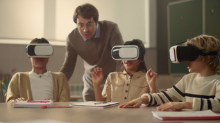 虚拟现实眼镜男教师和学生在课堂学习网络空间视频素材