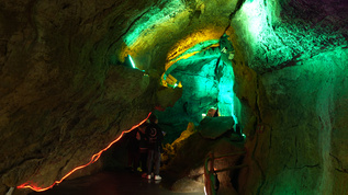 山东临沂5A级旅游地下大峡谷欣赏溶洞风景的游客4k素材视频素材