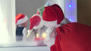 圣诞圣诞圣诞老人透过窗户快乐孩子们视频素材