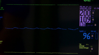 测试温度血压心率和氧气监测器屏幕视频素材