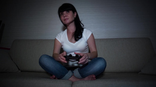 女人专注的玩游戏视频素材