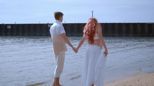 在海边的水里站着一对夫妇浪漫的假日视频素材