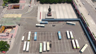 航拍公交车站停靠的公交车视频素材