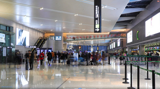 4K机场大厅来往旅客视频素材