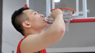 篮球运动员喝水视频素材