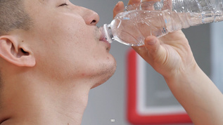 篮球运动员喝水特写视频素材