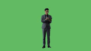 4k绿幕合成抠像商务男士使用平板电脑全身视频视频素材