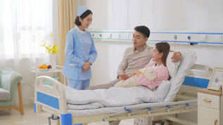 4k母婴月子中心月嫂护士慰问新生婴儿家庭视频视频素材