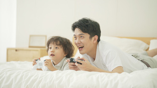 4k居家父子在床上打游戏打电动视频素材