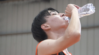 运动员喝水视频素材