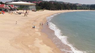 航拍海边沙滩海浪夏日凉爽视频素材