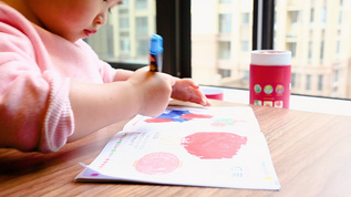女孩儿童画画上色涂鸦视频素材