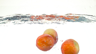 水蜜桃落入水中视频素材