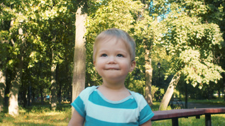 夏天在公园的可爱小男孩视频素材