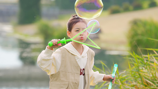 小女孩开心玩吹泡泡mp4格式视频下载_正版视频编号3956532-摄图网