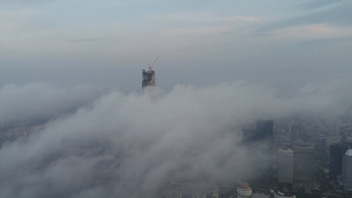 4K航拍冲上云霄青岛城市平流雾视频素材
