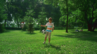 踢足球的小男孩视频素材