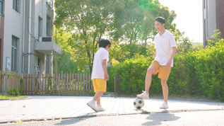父子户外踢足球视频素材