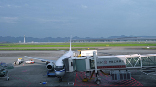 机场飞机运载旅客视频素材