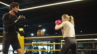 在拳击场上与女运动员一起进行微笑教练训视频素材