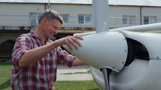 修理飞机螺旋桨的飞行员微笑着享受飞行前的过程视频素材