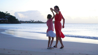 年轻美丽的母亲和可爱的小女儿在热带海滩玩得开心视频素材