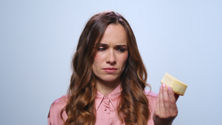 心烦意乱的女人拿着一块芝士蛋糕视频素材