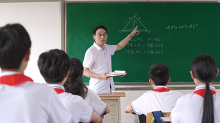 4K老师请男同学上台解答数学问题视频素材