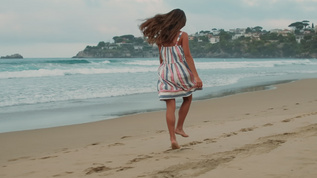快乐的女孩在海边玩得开心视频素材