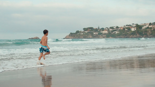 快乐的少年在沙滩上跑来去视频素材