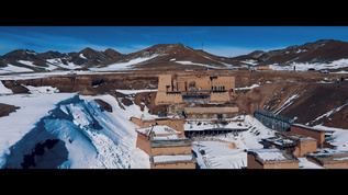 航拍新疆雪山上的少数名族土房子视频素材